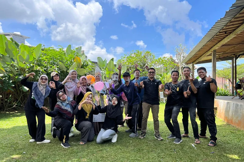 Konvoi jeep tour adventure rombongan outbound di kebun teh Kemuning