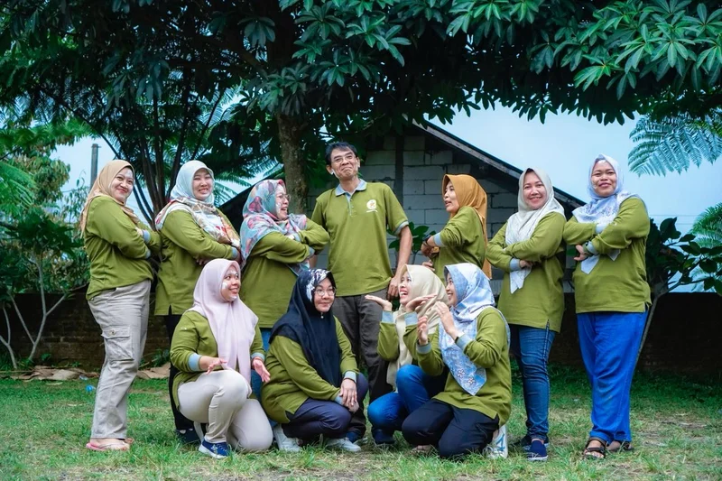 Dokumentasi foto udara drone gathering perusahaan di kebun teh Kemuning